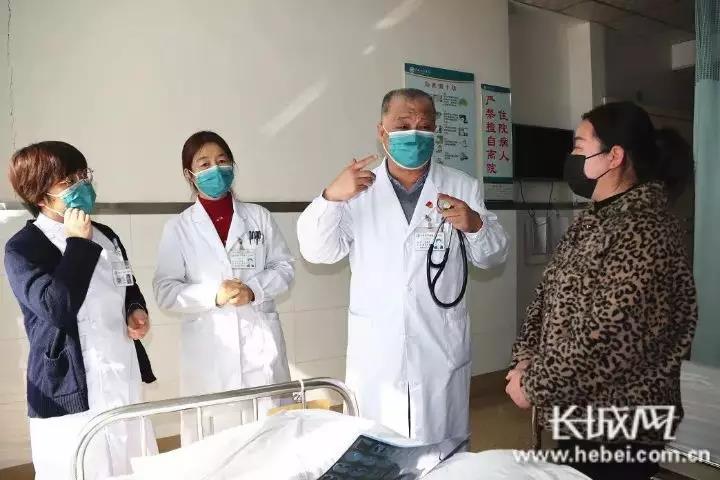 马国伟给患者及家属讲解个人防护.彭永宾供图