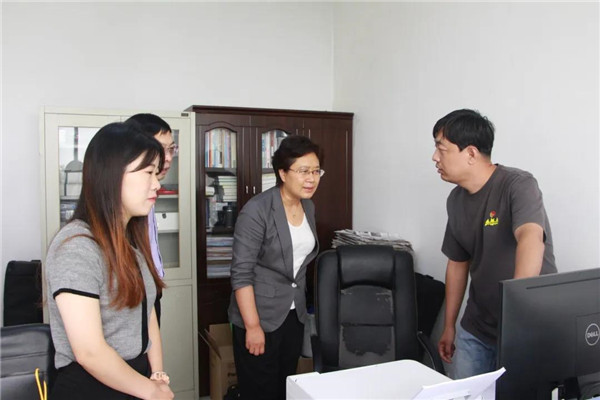 袁丽华区长到区融媒体中心新媒体部了解《掌中藁城》微信公众号运营